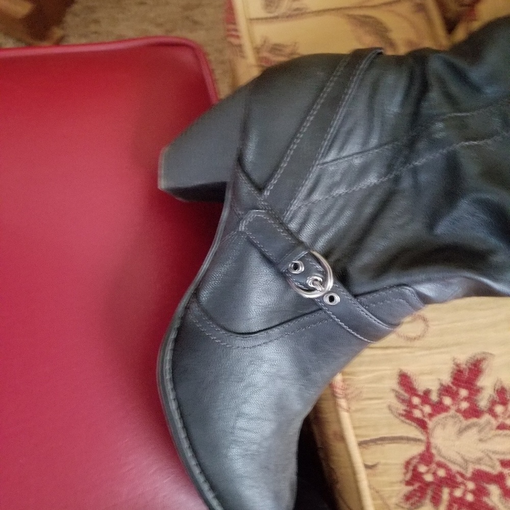 Boots - Picture 2 of 4